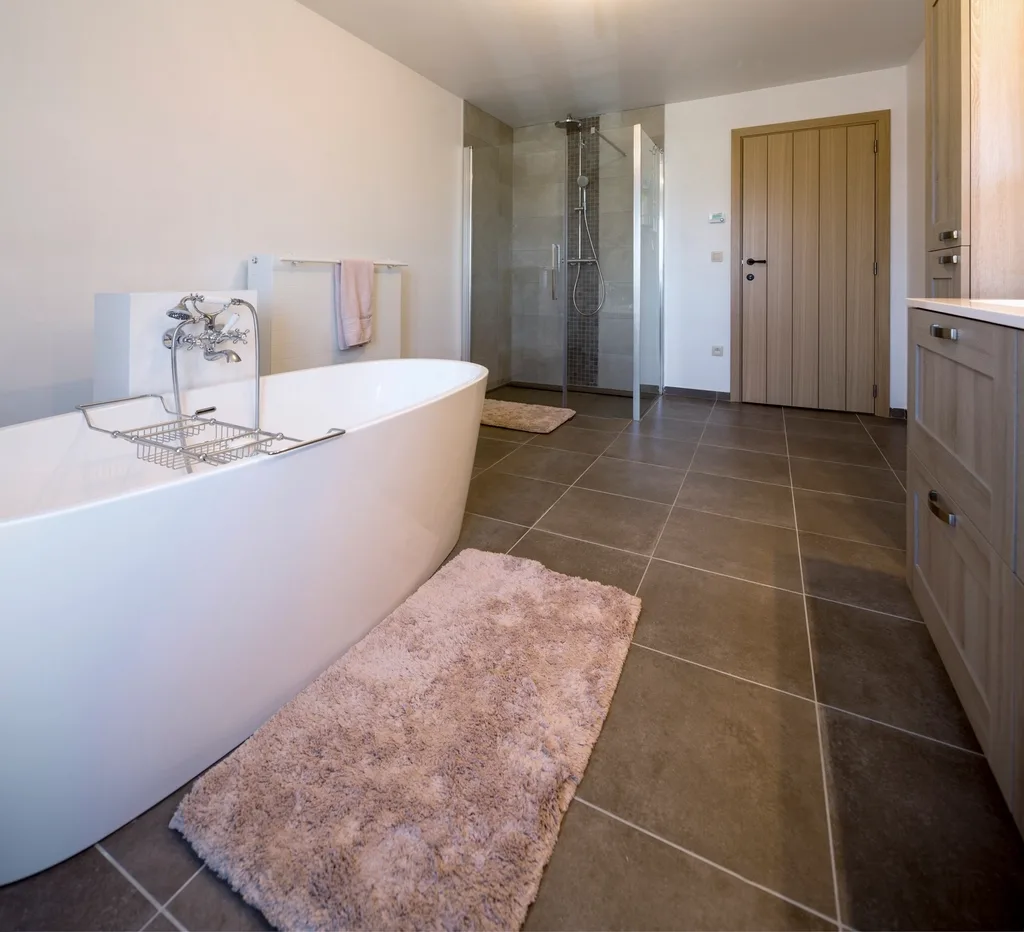 Large-format floor tile around a freestanding bath