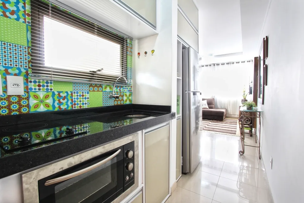 Encaustic-look patterned splashback