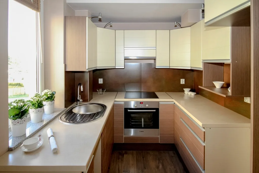 U-shaped kitchen with a timber-look splashback