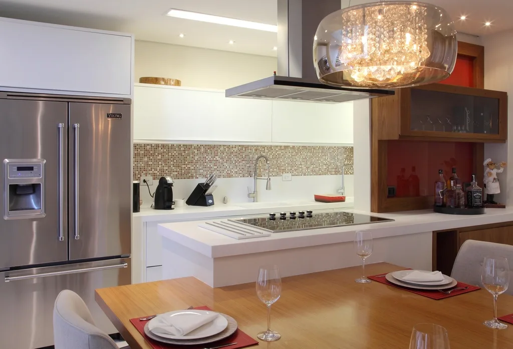White gloss splashback in an open-plan kitchen